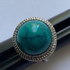 Women's silver tone ring w turquoise colored stone